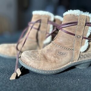 UGG Australia Shearling lined brown suede ankle lace up women’s boots size six